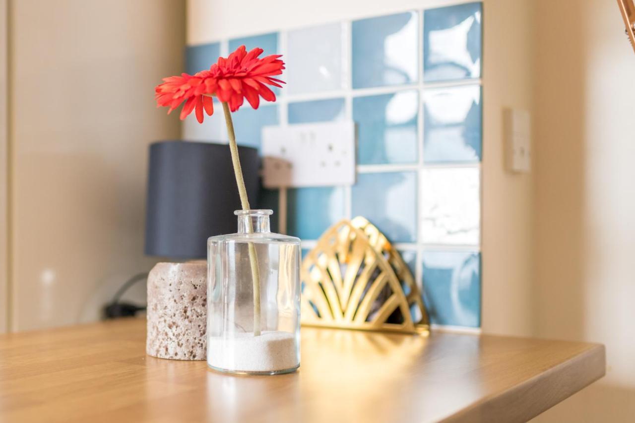 The Ella Fitzgerald - Modern 2 Bedroom Apartment, Super Close To City Centre คาร์ดิฟฟ์ ภายนอก รูปภาพ